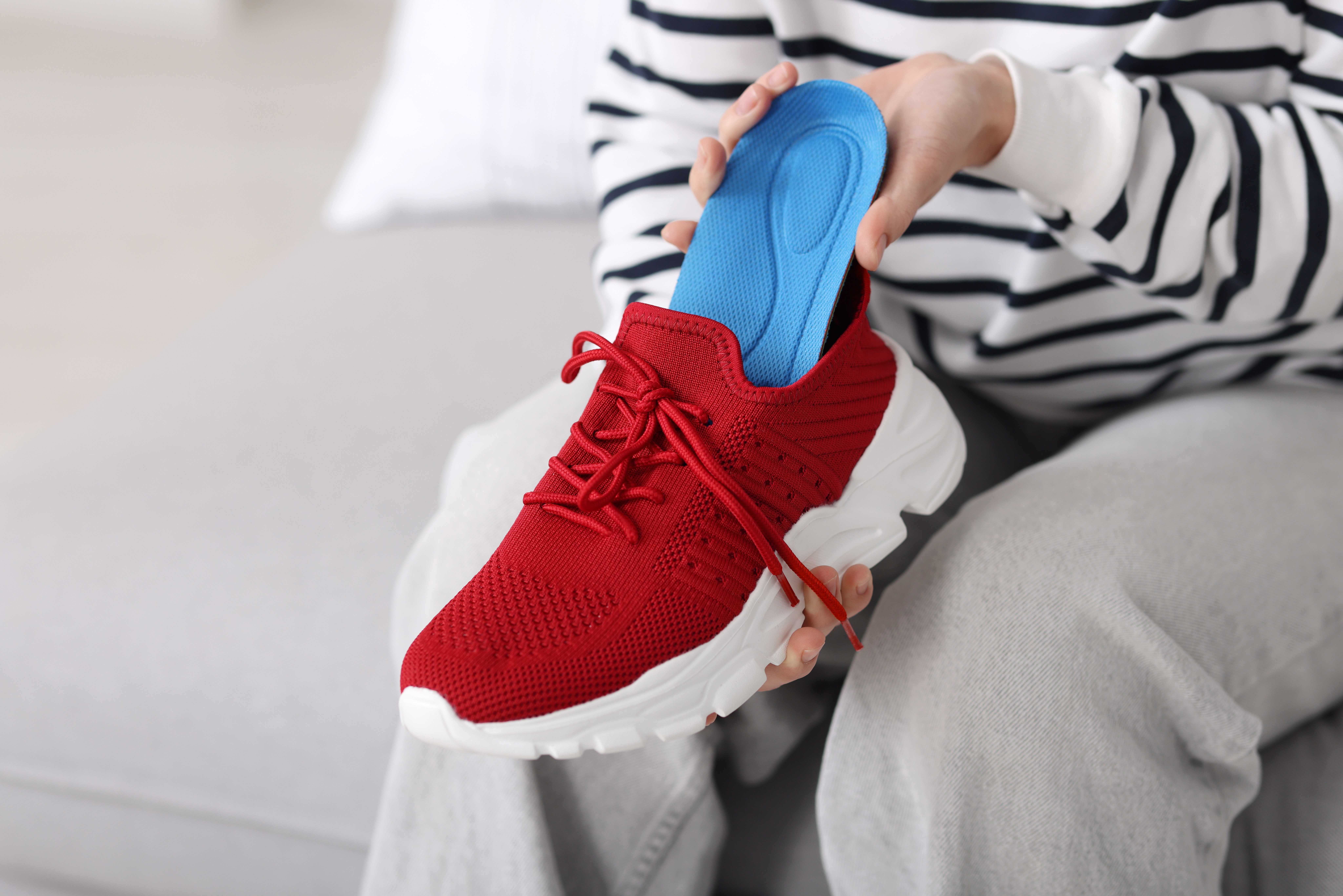 Einlagen von Orthopädische Einlagen in einen Sportschuh.