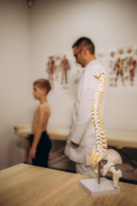 Skoliose bei Kindern erkennen.