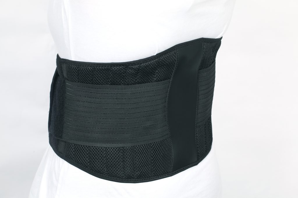 Rückenbandage bei Badscheibenvorfall an einem Modell.